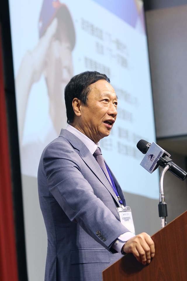 一眼定終生！郭台銘為追老婆「61年第一次送早餐給女生」　跳舞生情：第一眼看曾馨瑩非林志玲