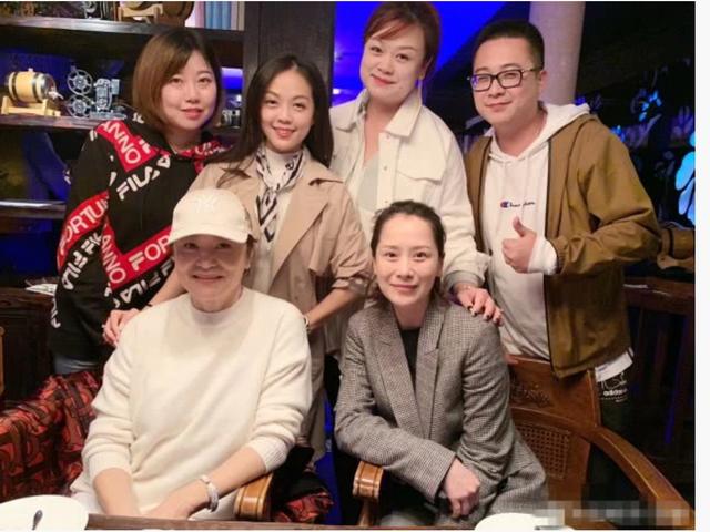 64歲林青霞休閒打扮不化妝「150萬手鐲難掩貴氣」　同框「新一代瓊女郎」風韻猶存氣質不敗