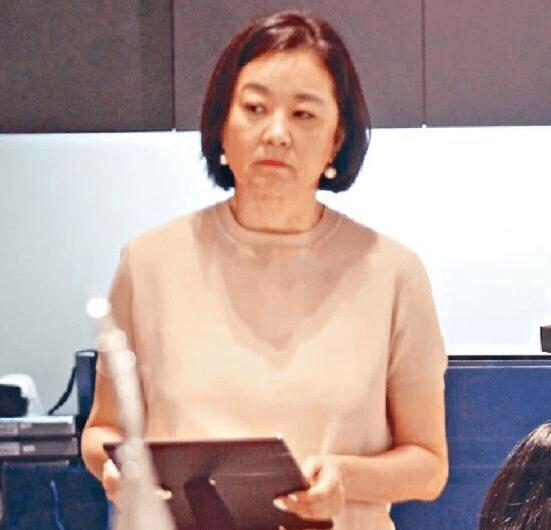 64歲林青霞休閒打扮不化妝「150萬手鐲難掩貴氣」　同框「新一代瓊女郎」風韻猶存氣質不敗