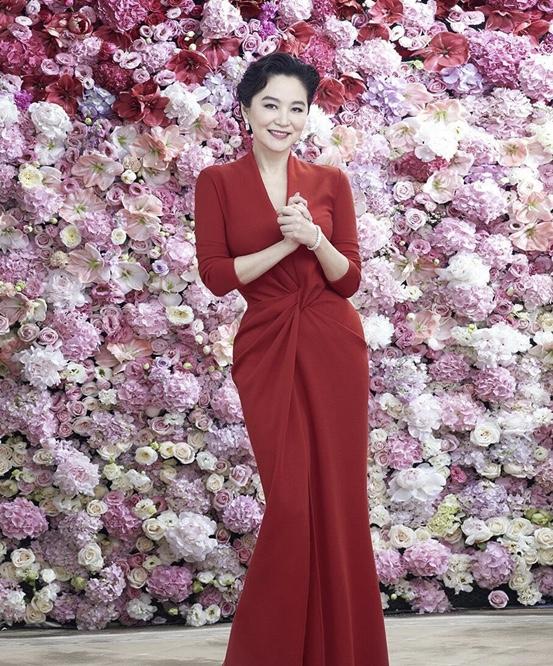 64歲林青霞休閒打扮不化妝「150萬手鐲難掩貴氣」　同框「新一代瓊女郎」風韻猶存氣質不敗