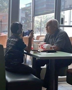 爺爺請吃麥當勞「孫子顧玩手機」不想聊天！他全程目睹「接著爺爺表情讓他鼻酸」：孩子你時間不多了