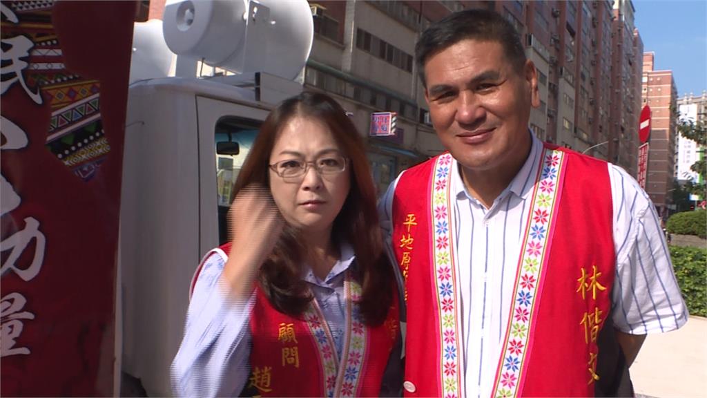 《戲說台灣》諧星退出演藝圈5年！　嚴肅穿西裝改當「市長隨行秘書」誓言保護原住民