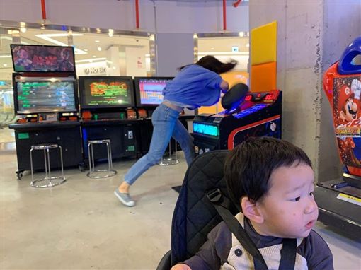 呆萌兒身後驚見「進擊的媽媽」！拍下失控系列照「到電子遊樂場下一秒」天下父母秒懂：超想這樣做