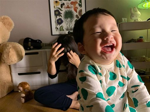 呆萌兒身後驚見「進擊的媽媽」！拍下失控系列照「到電子遊樂場下一秒」天下父母秒懂：超想這樣做