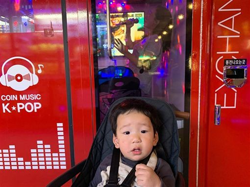 呆萌兒身後驚見「進擊的媽媽」！拍下失控系列照「到電子遊樂場下一秒」天下父母秒懂：超想這樣做