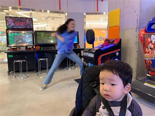 呆萌兒身後驚見「進擊的媽媽」！拍下失控系列照「到電子遊樂場下一秒」天下父母秒懂：超想這樣做