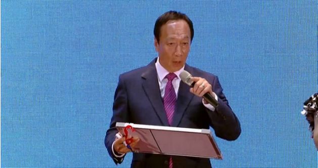 一眼定終生！郭台銘為追老婆「61年第一次送早餐給女生」　跳舞生情：第一眼看曾馨瑩非林志玲