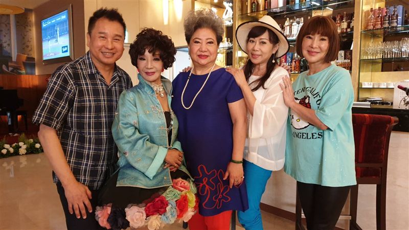 老了別為錢煩惱！71歲資深歌手曝近況「好友讚他做人很成功」　不是豪門「仍把日子逍遙過」
