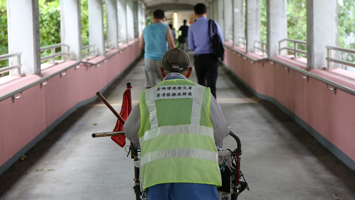 你那麼髒！年邁清潔工「穿制服用餐」被客人嫌棄　兒想理論「老父親秒阻止」他自責：沒能保護爸爸
