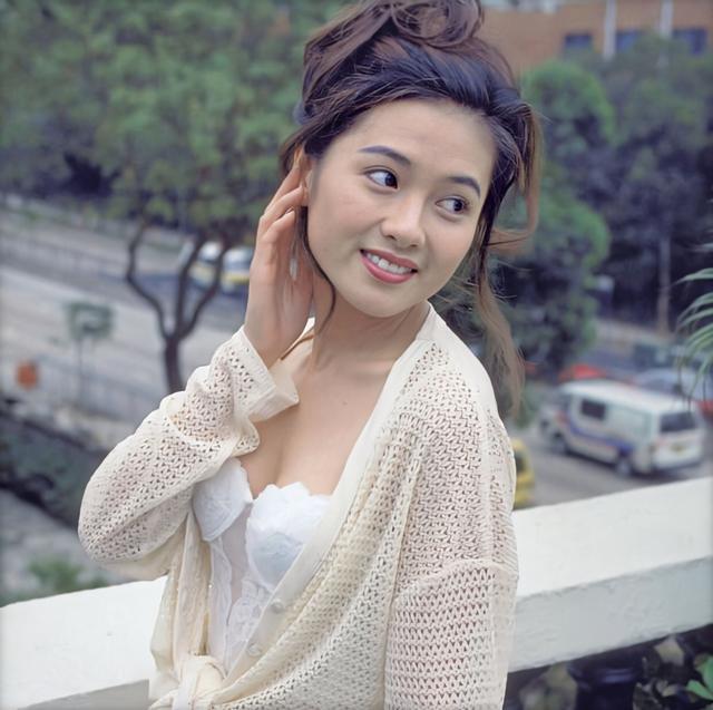 53歲依然有魅力！「蜜桃女孩」李麗珍，穿白襯衫好優雅，容顏氣質讓人一眼難忘