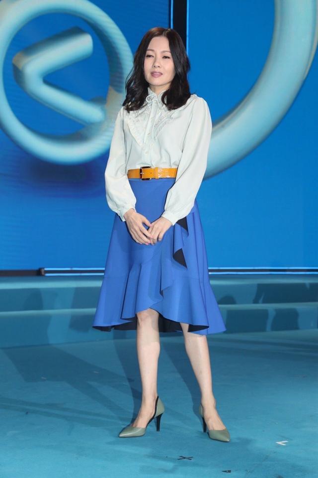 53歲依然有魅力！「蜜桃女孩」李麗珍，穿白襯衫好優雅，容顏氣質讓人一眼難忘