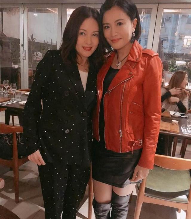 53歲依然有魅力！「蜜桃女孩」李麗珍，穿白襯衫好優雅，容顏氣質讓人一眼難忘