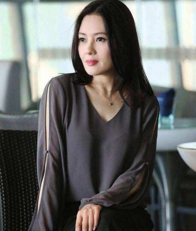 53歲依然有魅力！「蜜桃女孩」李麗珍，穿白襯衫好優雅，容顏氣質讓人一眼難忘