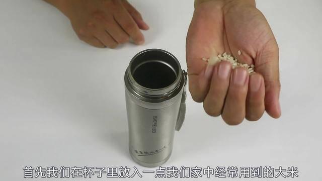 「保溫瓶洗錯」全都是細菌！生米加小蘇打「只要3分鐘」暗藏污垢都清除
