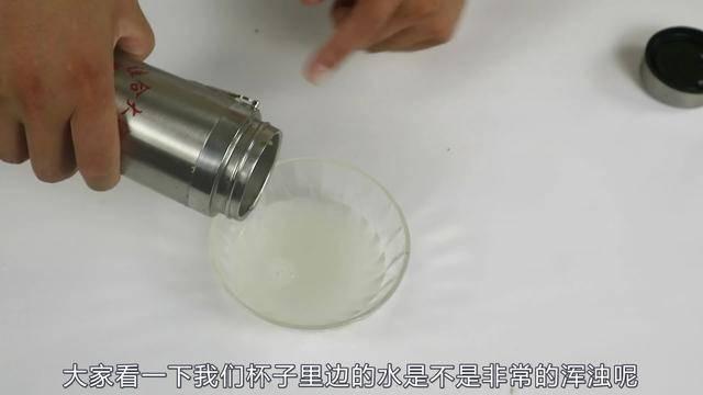 「保溫瓶洗錯」全都是細菌！生米加小蘇打「只要3分鐘」暗藏污垢都清除