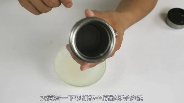 「保溫瓶洗錯」全都是細菌！生米加小蘇打「只要3分鐘」暗藏污垢都清除