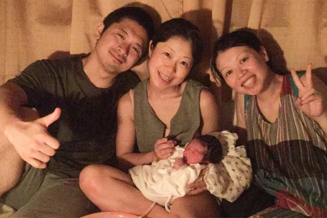 一夫二妻隱居深山！日男「婚後又愛上員工」乾脆大家住一起　老婆們「互相接生孩子」感情比親姊妹還好