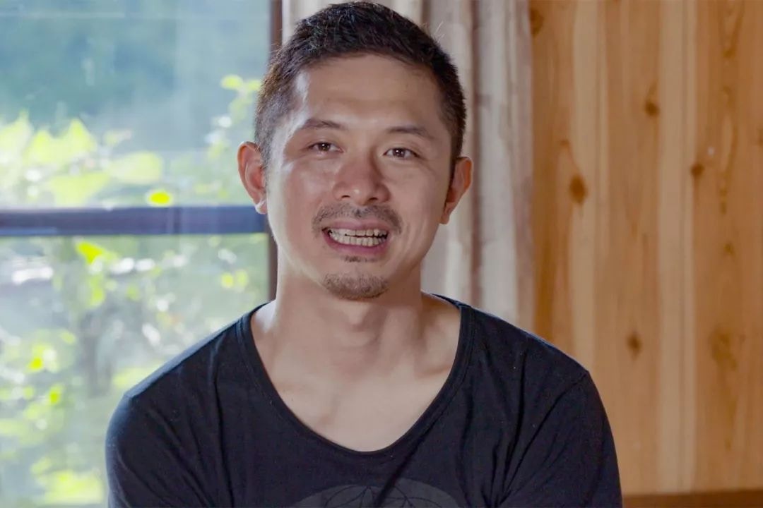 一夫二妻隱居深山！日男「婚後又愛上員工」乾脆大家住一起　老婆們「互相接生孩子」感情比親姊妹還好