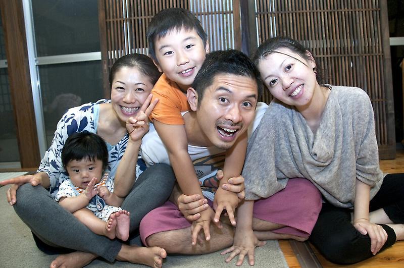 一夫二妻隱居深山！日男「婚後又愛上員工」乾脆大家住一起　老婆們「互相接生孩子」感情比親姊妹還好