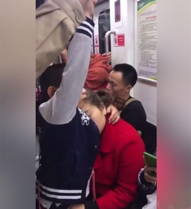 肩膀給妳靠！小男孩搭地鐵「自動讓位給媽媽」霸氣好懂事　低頭一看「下面更感人」網讚：暖男潛力股！