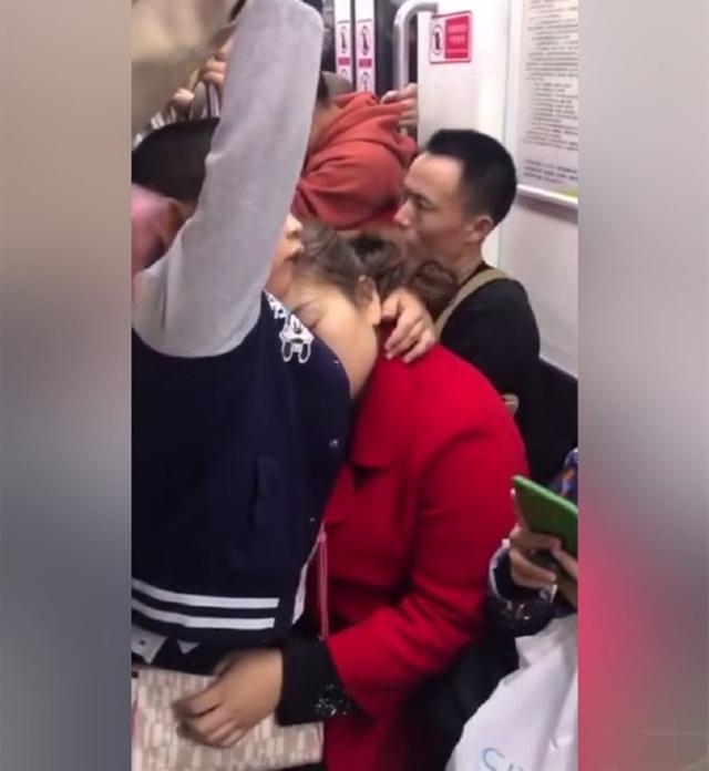 肩膀給妳靠！小男孩搭地鐵「自動讓位給媽媽」霸氣好懂事　低頭一看「下面更感人」網讚：暖男潛力股！