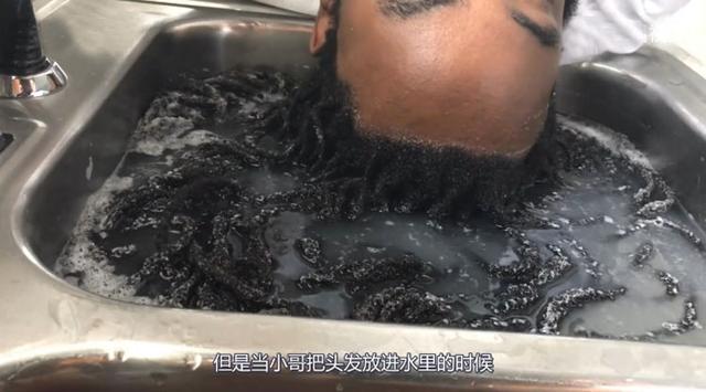 非洲黑人的「髒辮」到底有多髒？頭髮入水那一刻，畫面實在太辣眼睛：根本不忍直視
