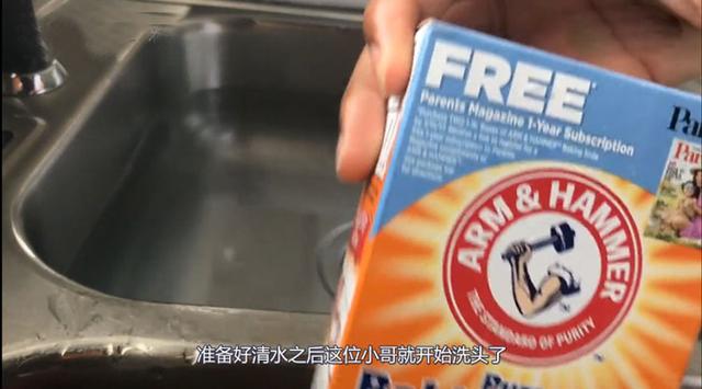 非洲黑人的「髒辮」到底有多髒？頭髮入水那一刻，畫面實在太辣眼睛：根本不忍直視