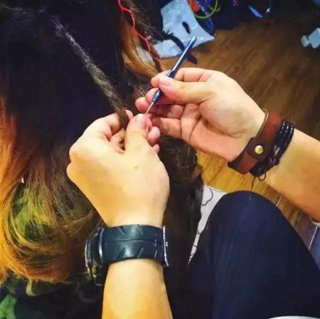 非洲黑人的「髒辮」到底有多髒？頭髮入水那一刻，畫面實在太辣眼睛：根本不忍直視