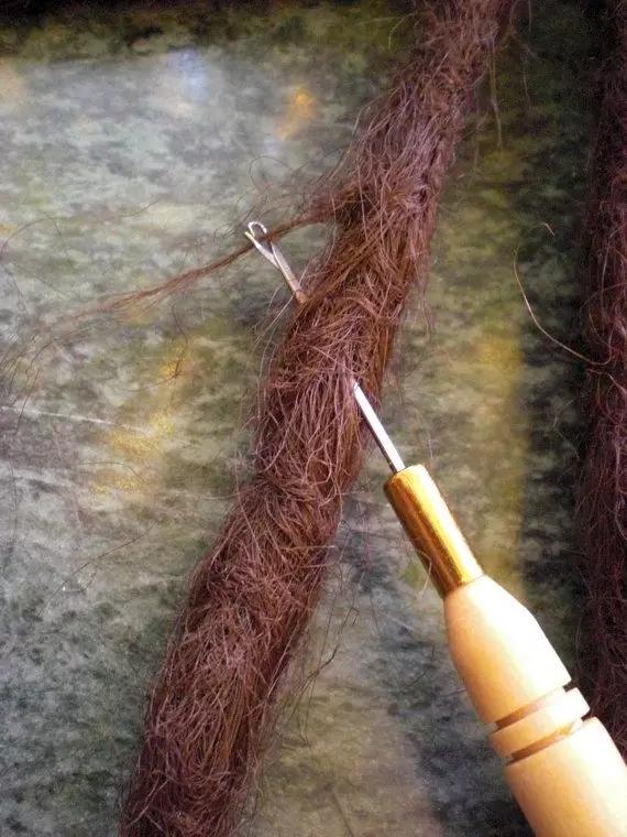 非洲黑人的「髒辮」到底有多髒？頭髮入水那一刻，畫面實在太辣眼睛：根本不忍直視