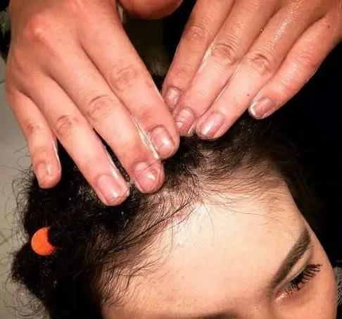 非洲黑人的「髒辮」到底有多髒？頭髮入水那一刻，畫面實在太辣眼睛：根本不忍直視