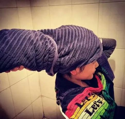 非洲黑人的「髒辮」到底有多髒？頭髮入水那一刻，畫面實在太辣眼睛：根本不忍直視