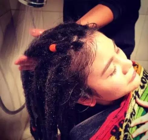 非洲黑人的「髒辮」到底有多髒？頭髮入水那一刻，畫面實在太辣眼睛：根本不忍直視