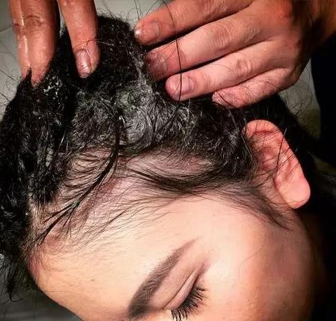 非洲黑人的「髒辮」到底有多髒？頭髮入水那一刻，畫面實在太辣眼睛：根本不忍直視