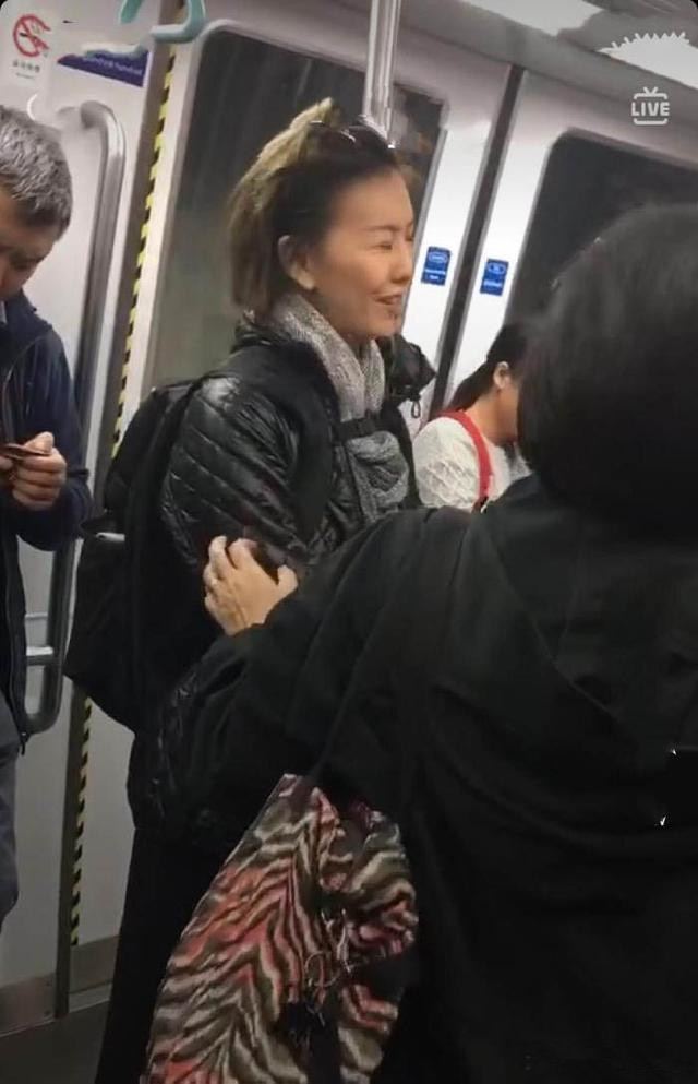 超接地氣！45歲天后「素顏搭地鐵被認出」親民沒架子　「皮膚真實狀態」驚呆全網：真的是女神～