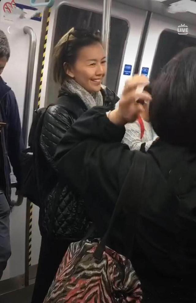 超接地氣！45歲天后「素顏搭地鐵被認出」親民沒架子　「皮膚真實狀態」驚呆全網：真的是女神～