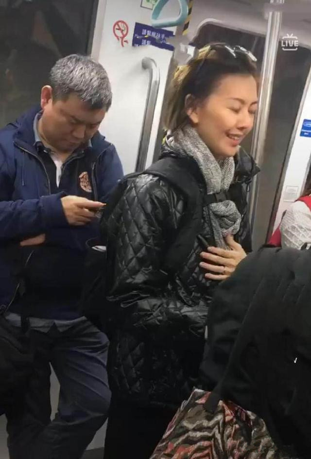 超接地氣！45歲天后「素顏搭地鐵被認出」親民沒架子　「皮膚真實狀態」驚呆全網：真的是女神～