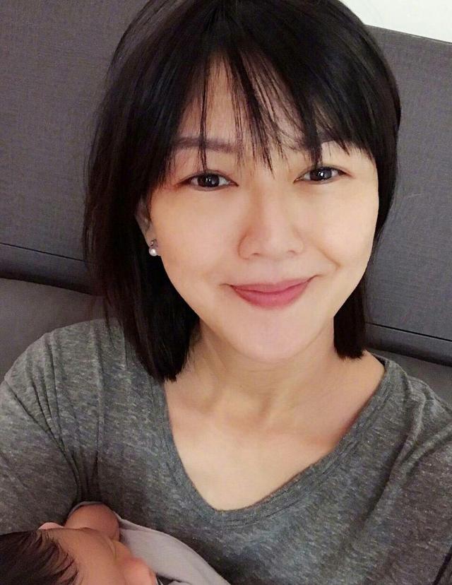 超接地氣！45歲天后「素顏搭地鐵被認出」親民沒架子　「皮膚真實狀態」驚呆全網：真的是女神～