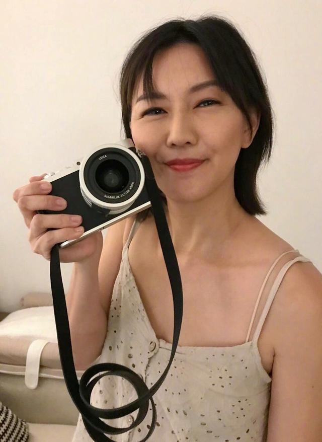 超接地氣！45歲天后「素顏搭地鐵被認出」親民沒架子　「皮膚真實狀態」驚呆全網：真的是女神～