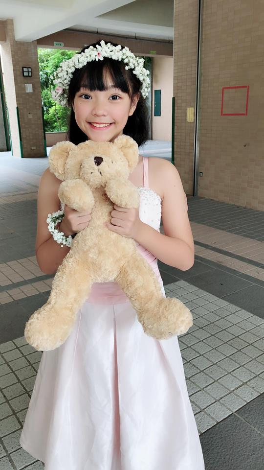阿嬤你怎麼沒感覺？經典廣告「腳踏車壓到阿嬤腳」小童星長大了　升級「洋娃娃大眼美少女」從小美到大❤