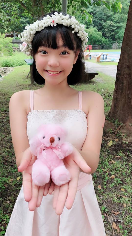 阿嬤你怎麼沒感覺？經典廣告「腳踏車壓到阿嬤腳」小童星長大了　升級「洋娃娃大眼美少女」從小美到大❤