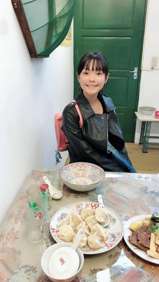 阿嬤你怎麼沒感覺？經典廣告「腳踏車壓到阿嬤腳」小童星長大了　升級「洋娃娃大眼美少女」從小美到大❤