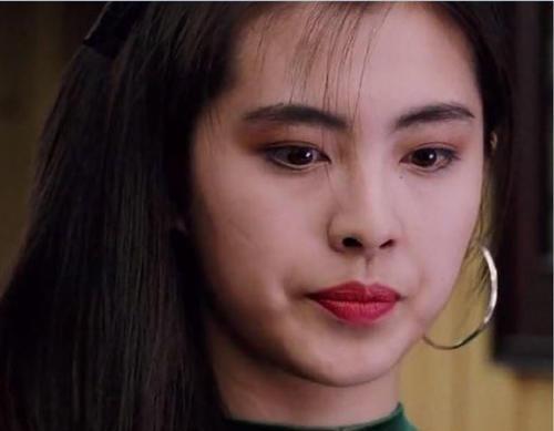 王祖賢的「柯基臀」有多迷人?絲襪配緊身裙,看旁邊男主角的表情就懂了:女神當之無愧