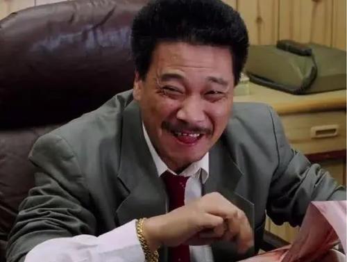 王祖賢的「柯基臀」有多迷人?絲襪配緊身裙,看旁邊男主角的表情就懂了:女神當之無愧