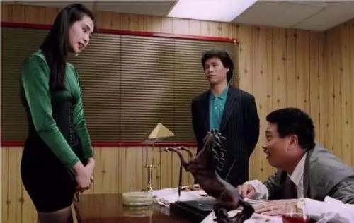 王祖賢的「柯基臀」有多迷人?絲襪配緊身裙,看旁邊男主角的表情就懂了:女神當之無愧