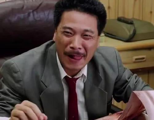 王祖賢的「柯基臀」有多迷人?絲襪配緊身裙,看旁邊男主角的表情就懂了:女神當之無愧