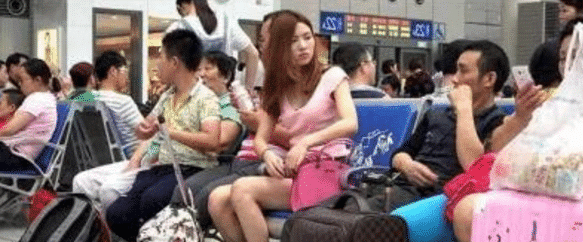 坐姿太豪放！身旁大叔眼睛都看直了　接著女子「霸氣回應」令大叔尷尬不已
