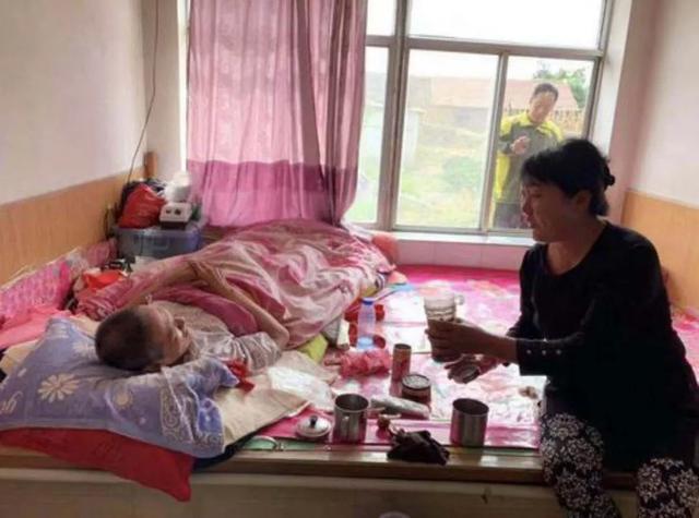 兄妹情深！哥哥癱在床「妹妹33年親自照顧」：天天換衣翻身　「52歲未嫁」盼奇蹟出現：約定走後捐大體