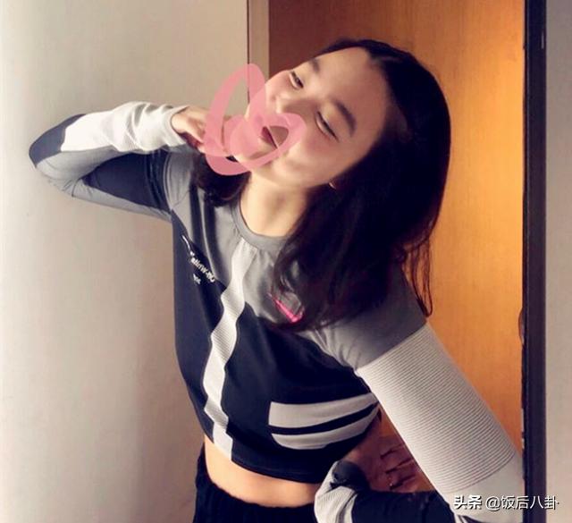 鍾鎮濤25歲大女兒亮相！「繼承章小蕙好身材」生活樸素不拜金  　與繼母感情超好「和生母多年未見」形同陌路