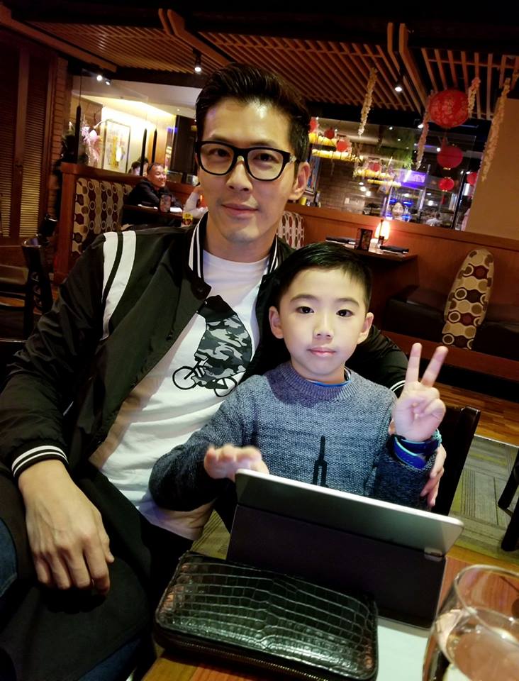 人生中沒爸！黃少祺心疼「母做工養3子女」半夜傳裁縫聲　「曾哭著背他跑醫院」今努力盡孝補償