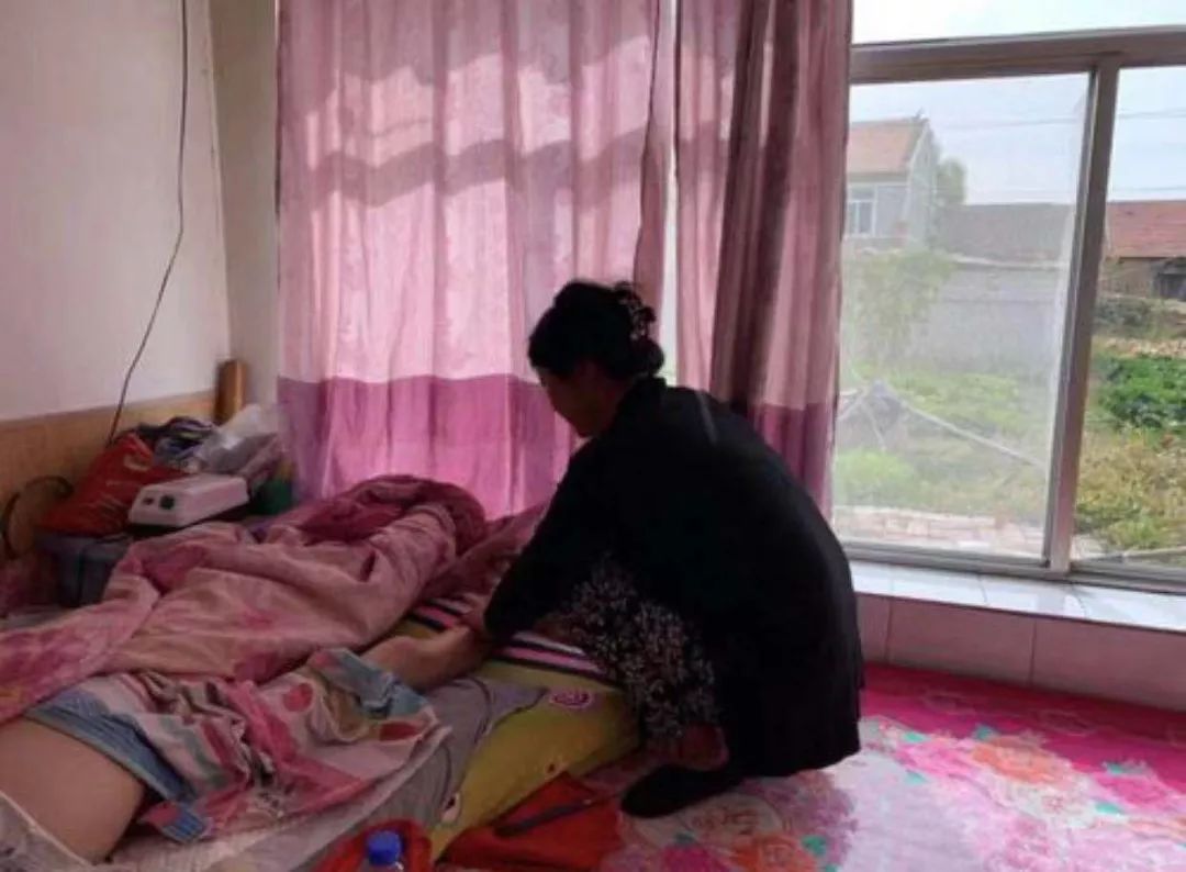 兄妹情深！哥哥癱在床「妹妹33年親自照顧」：天天換衣翻身　「52歲未嫁」盼奇蹟出現：約定走後捐大體